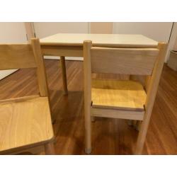 Schilte houten kindertafel en kinderstoel