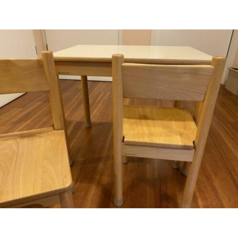 Schilte houten kindertafel en kinderstoel