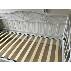 Brocant ijzeren “kinder”bed