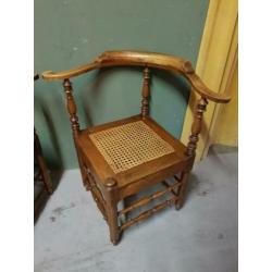 Stel Oude Beukenhouten Hoekstoelen. €100,-.