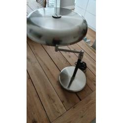 Mooie bureaulamp/ tafel lamp, strak vormgegeven.