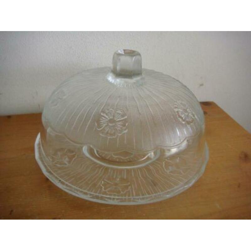 Onbeschadigde glazen cloche met schotel