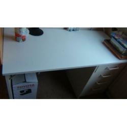 Bureau wit met of zonder stoel