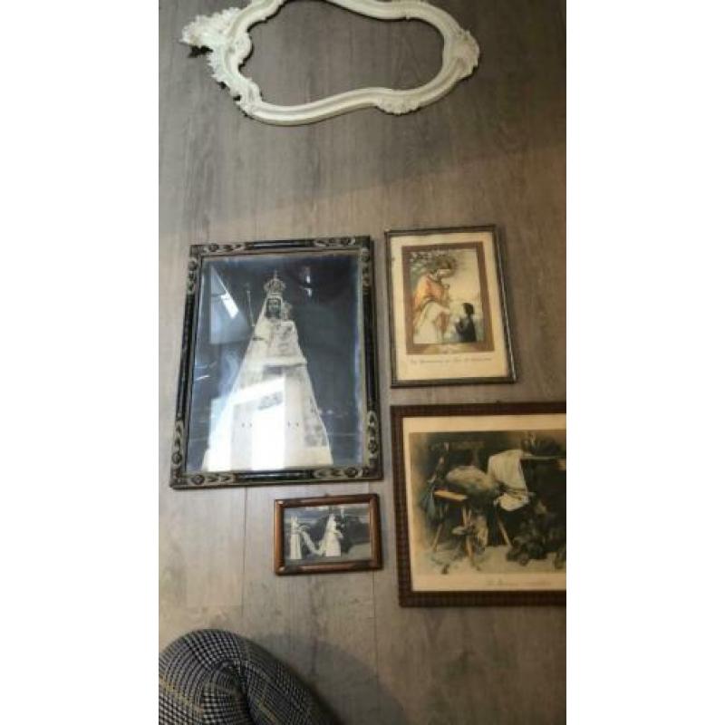 Oude schilderijlijsten met afbeeldingen