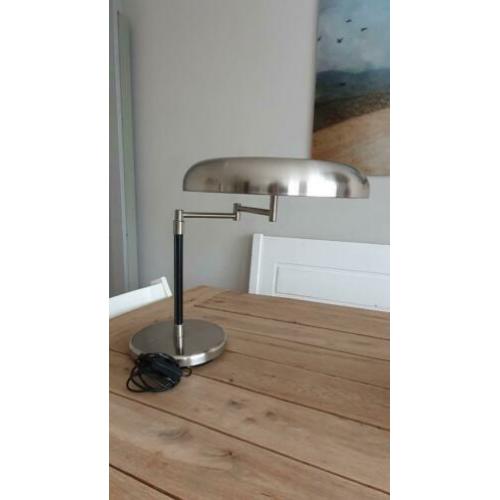 Mooie bureaulamp/ tafel lamp, strak vormgegeven.