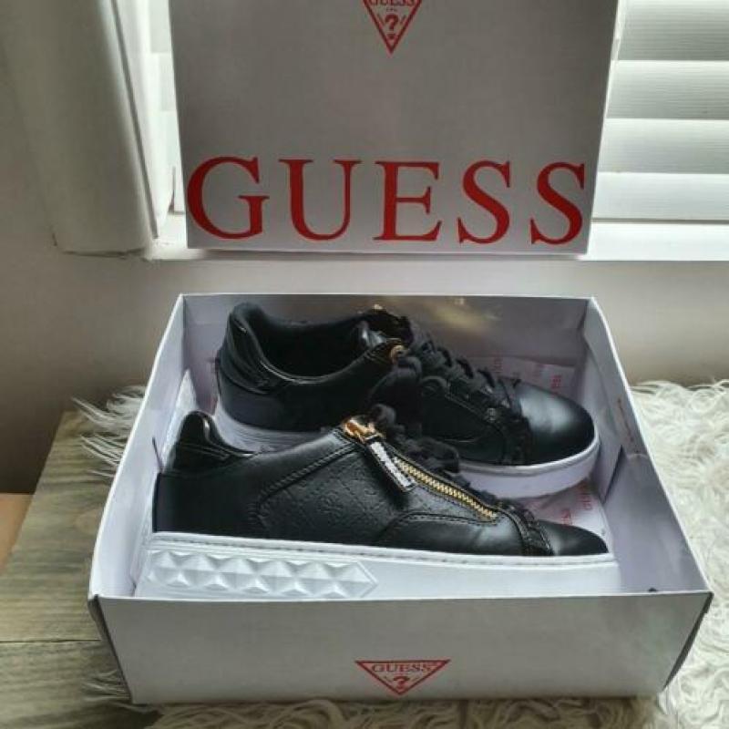 quess sneakers maat 38!