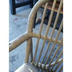 Nieuwe rotan fauteuil met kussen