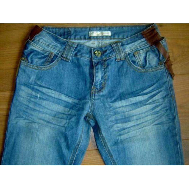 SUPER LEUKE stonewashed jeans met leren stukjes mt. 36/38