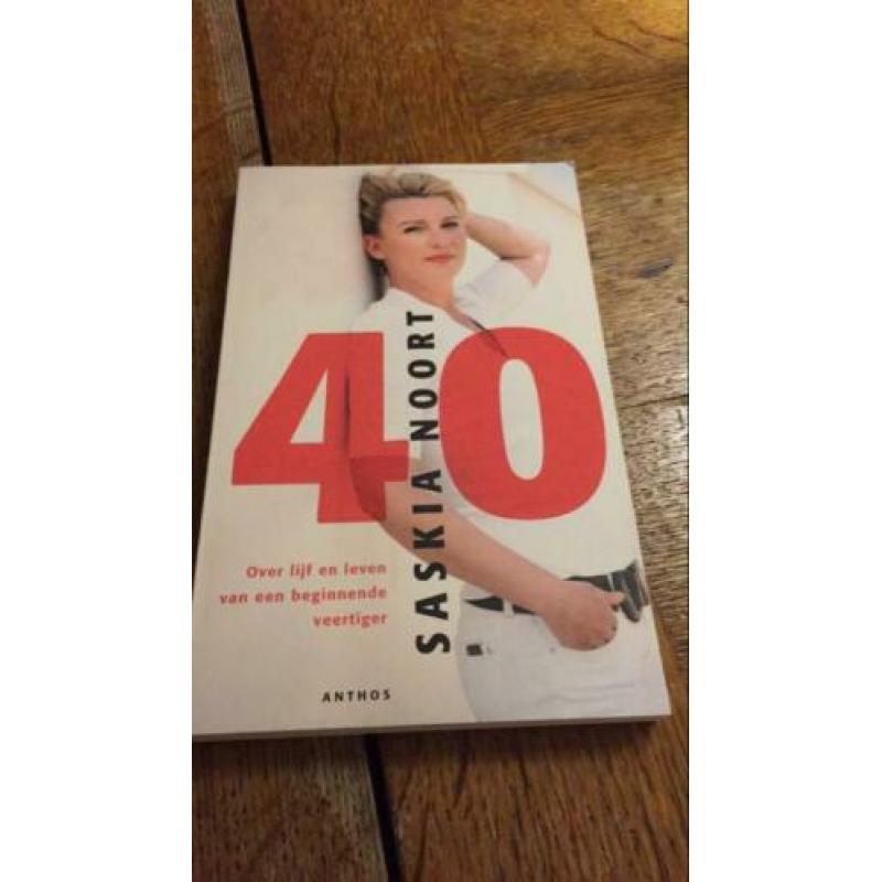 40 - Saskia Noort. Over lijf en leden v e beginnende 40-er.
