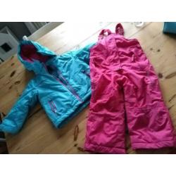 Nette roze skibroek, blauwe skijas maat 86-92