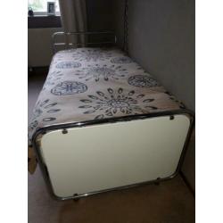 Retro bed uit de jaren 1935 1940.