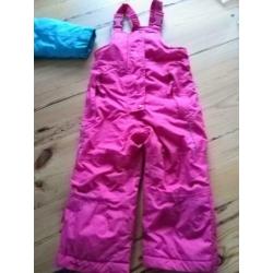 Nette roze skibroek, blauwe skijas maat 86-92