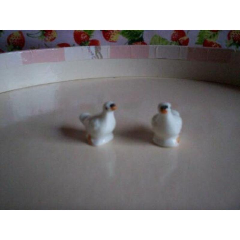 Miniatuur dieren puntgaaf porselein: witte duiven 1:12