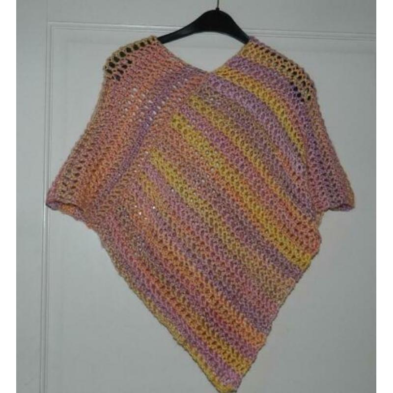 Supermooie handgehaakte pastelkleurige poncho. Nieuw!