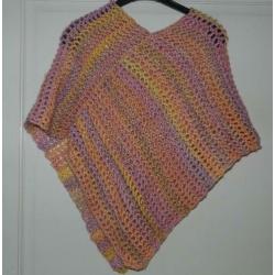 Supermooie handgehaakte pastelkleurige poncho. Nieuw!