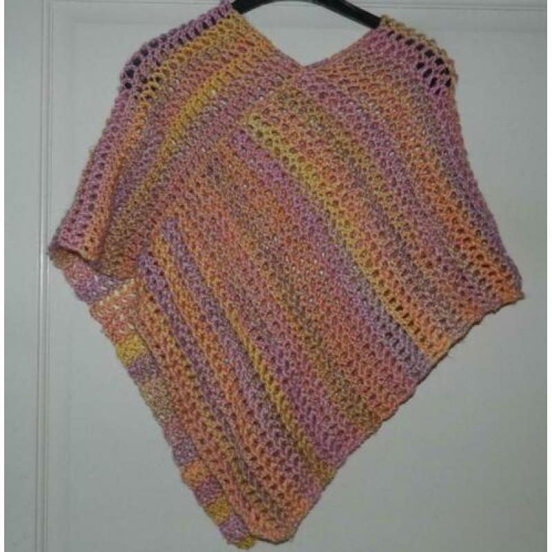 Supermooie handgehaakte pastelkleurige poncho. Nieuw!