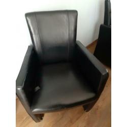 Eetkamertafel + 6 lederen stoelen