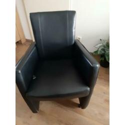 Eetkamertafel + 6 lederen stoelen
