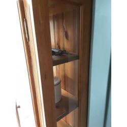 Leuke grenen vitrinekast, met rookglas