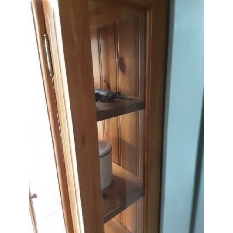 Leuke grenen vitrinekast, met rookglas