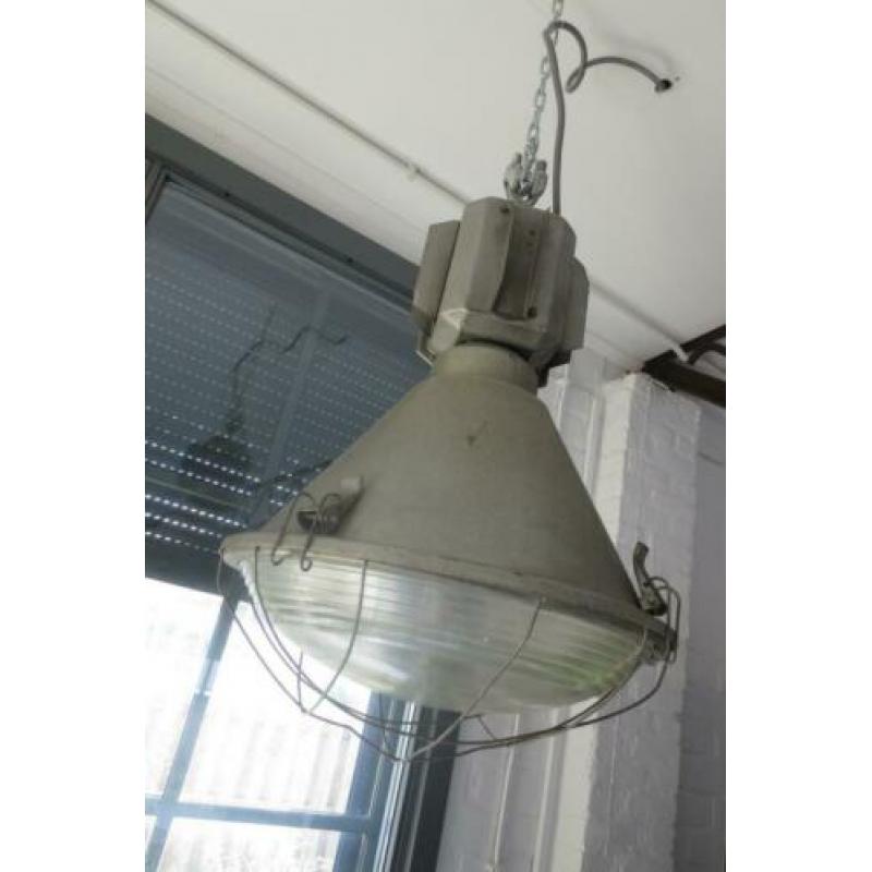 Twee stoere industriële hanglampen