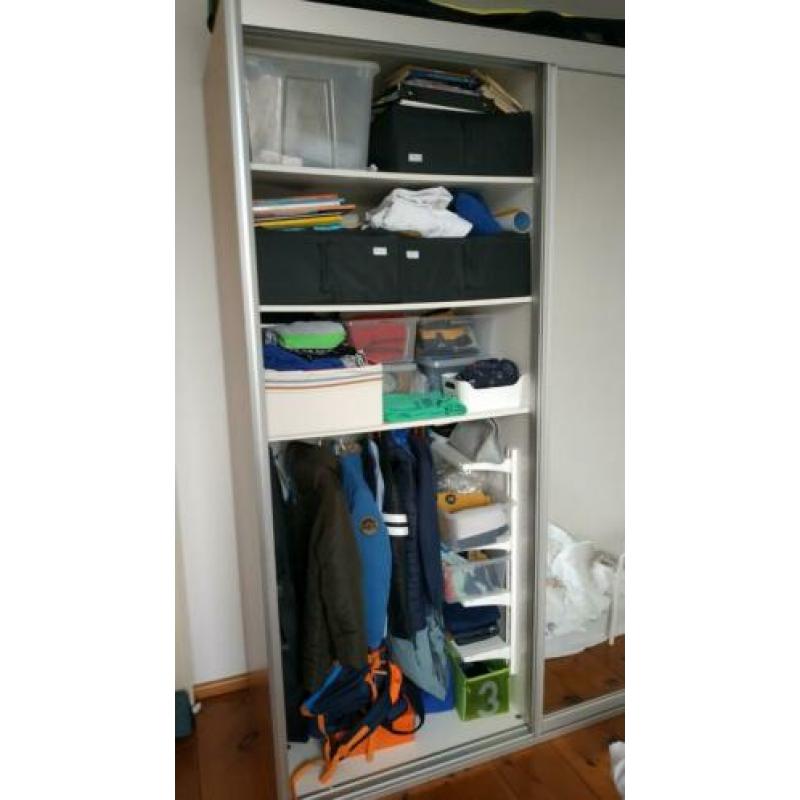 Grote kledingkast met spiegel