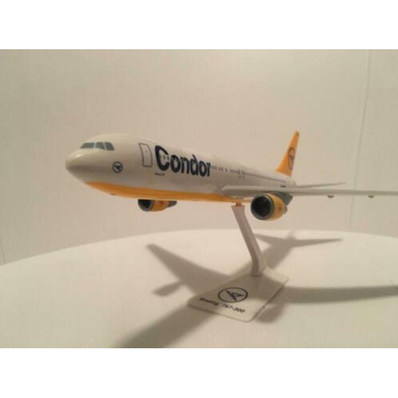 Diverse Boeing 767 modelvliegtuigen