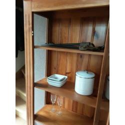 Leuke grenen vitrinekast, met rookglas