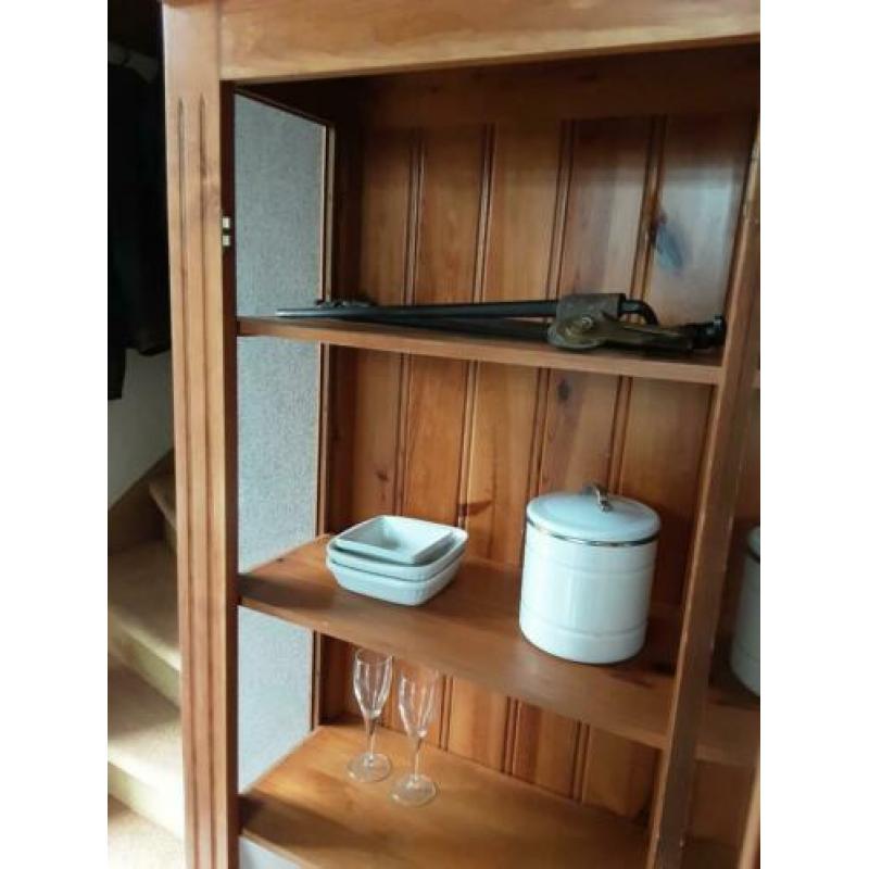 Leuke grenen vitrinekast, met rookglas