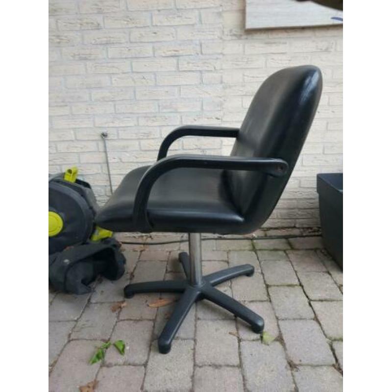 Zwarte kappersstoel