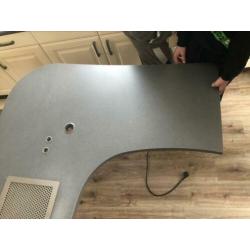 Nageltafel met ingebouwde afzuigsysteem