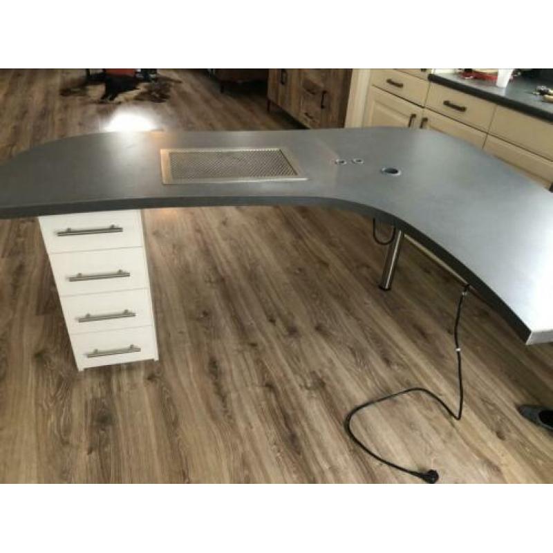 Nageltafel met ingebouwde afzuigsysteem