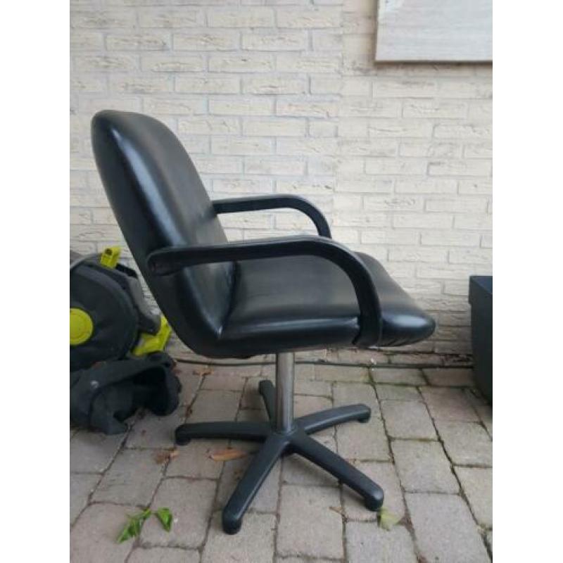 Zwarte kappersstoel