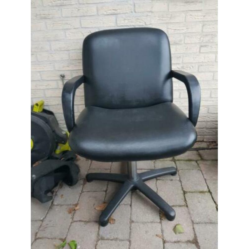 Zwarte kappersstoel