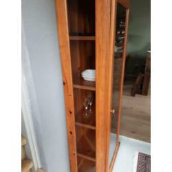 Leuke grenen vitrinekast, met rookglas