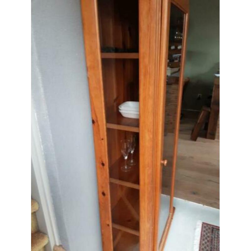 Leuke grenen vitrinekast, met rookglas