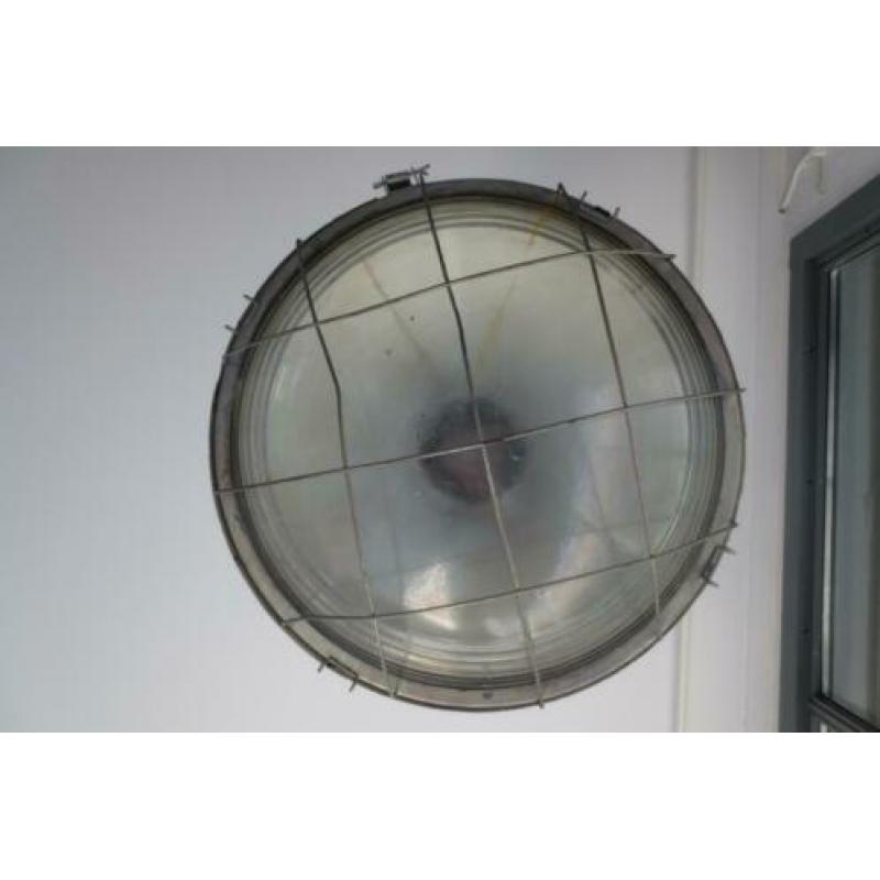 Twee stoere industriële hanglampen