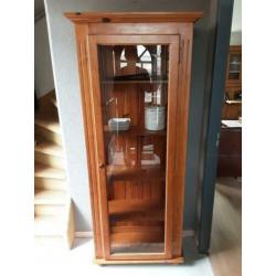 Leuke grenen vitrinekast, met rookglas