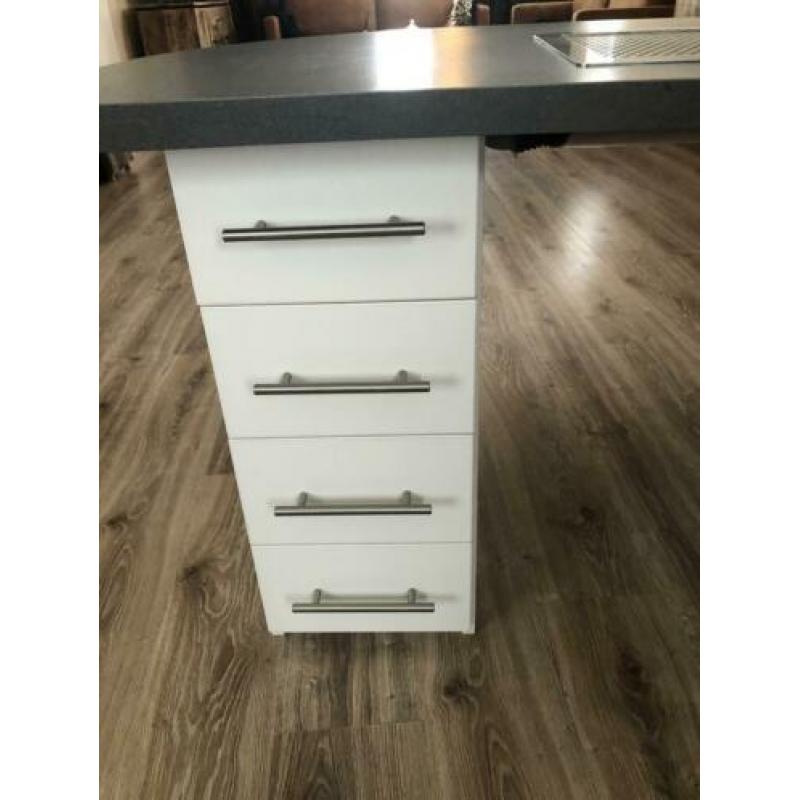 Nageltafel met ingebouwde afzuigsysteem