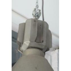 Twee stoere industriële hanglampen