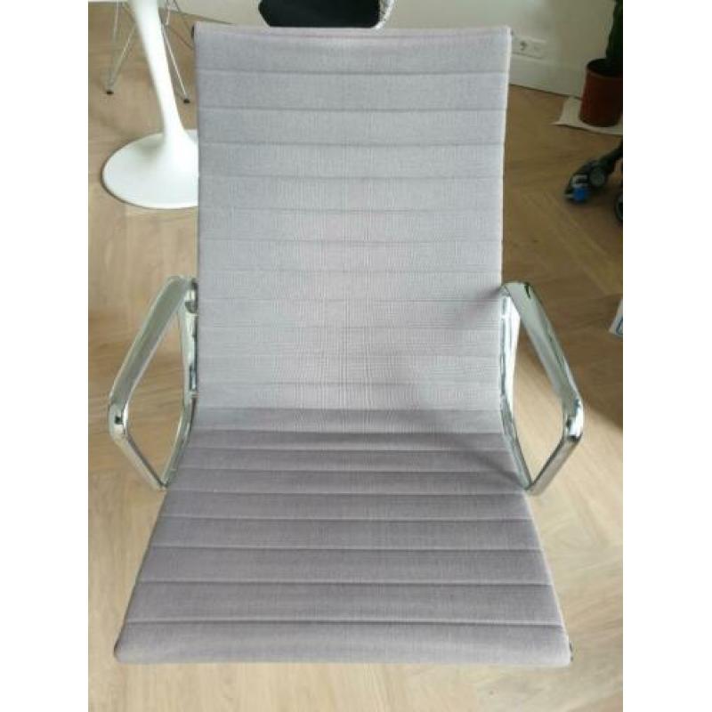 Vitra Eames Aluminium Chair EA 115 lounge chair