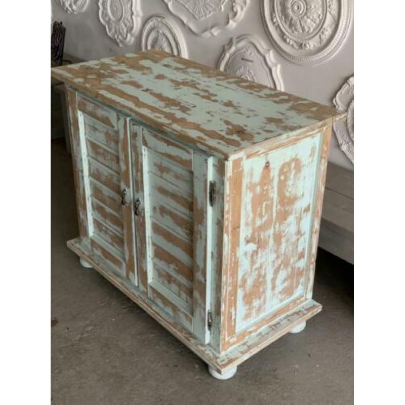 Vintage kast met planken