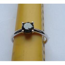 Zilveren ring met onyx steentje.
