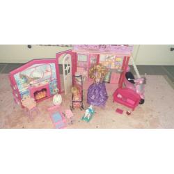 Barbie inklapbaar huis.. met scooter.. barbies.. enz