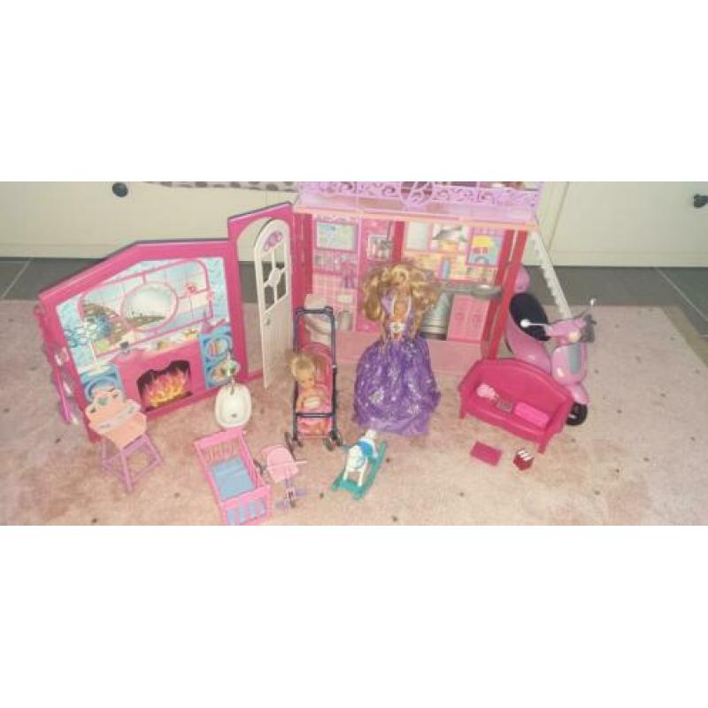Barbie inklapbaar huis.. met scooter.. barbies.. enz