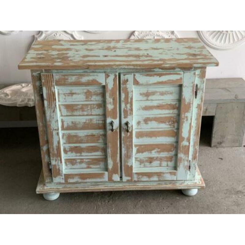 Vintage kast met planken