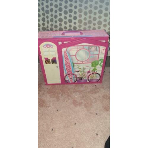 Barbie inklapbaar huis.. met scooter.. barbies.. enz