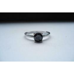 Zilveren ring met onyx steentje.
