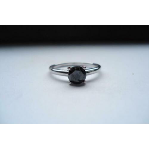 Zilveren ring met onyx steentje.