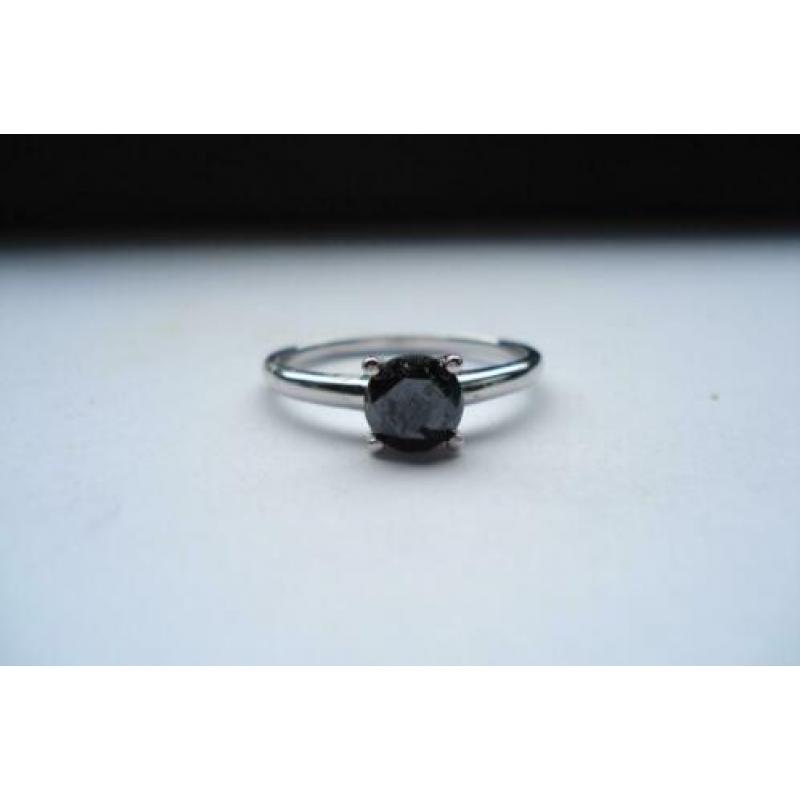 Zilveren ring met onyx steentje.